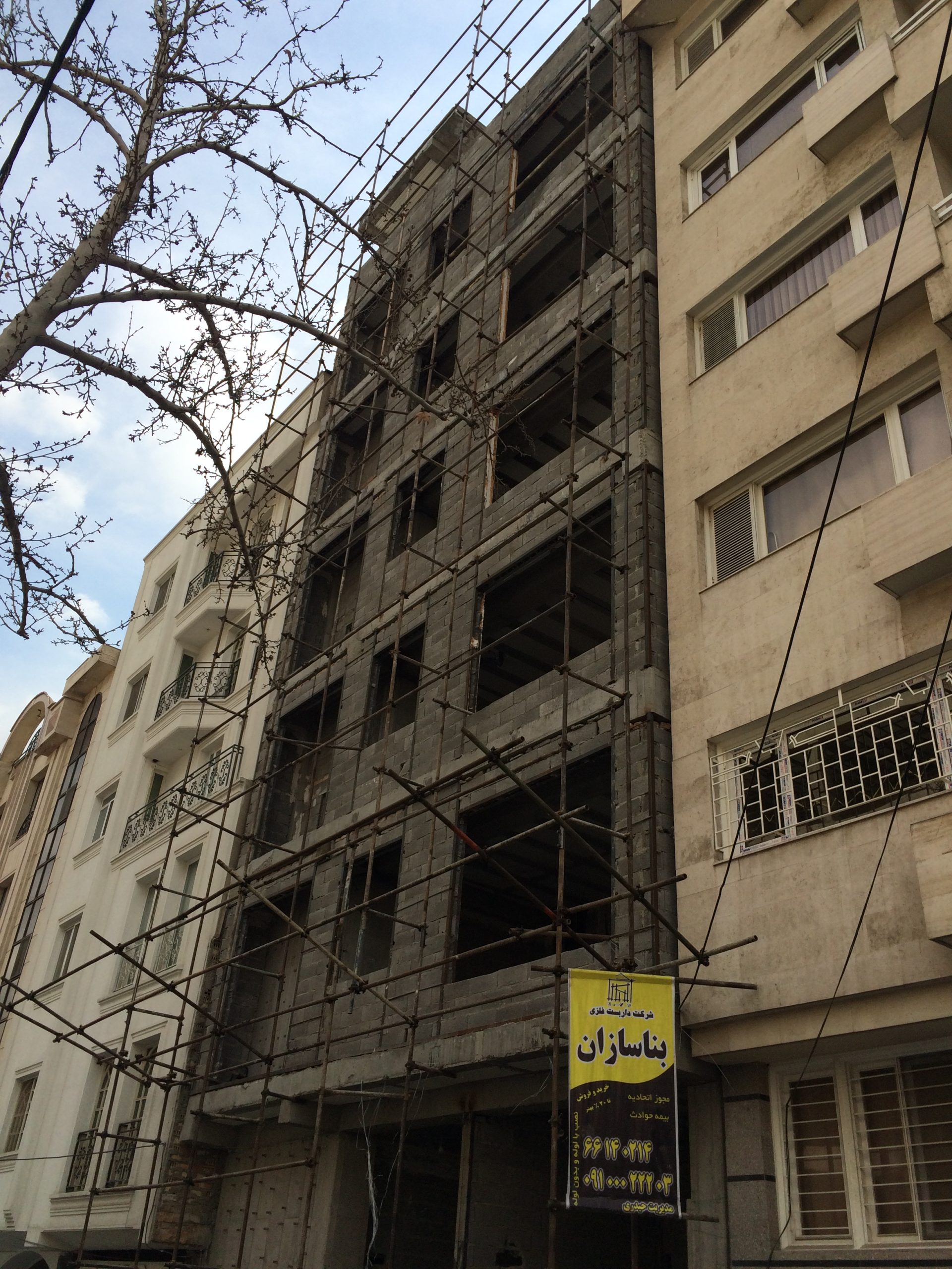 کارگران در حال کار روی داربست فلزی